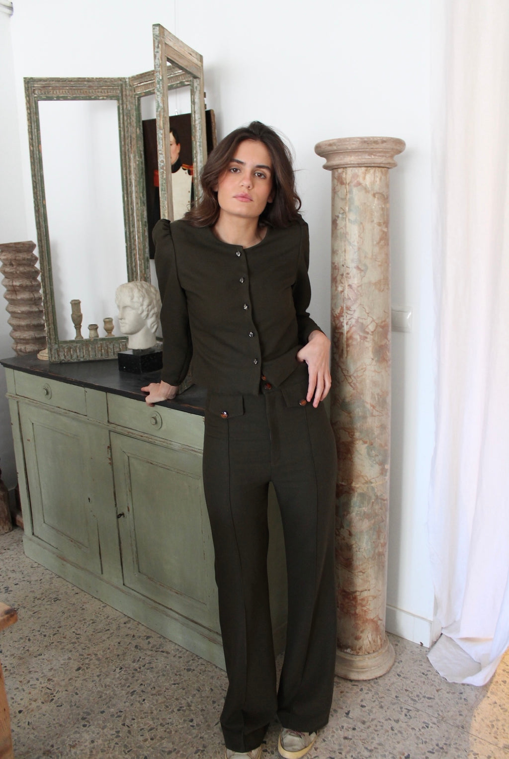 CHAQUETA ESTRUCTURADA CON HOMBRERAS VERDE CAZA