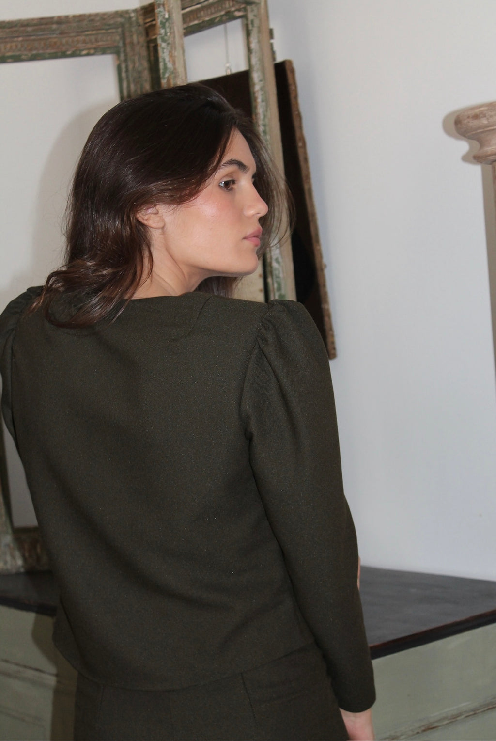 CHAQUETA ESTRUCTURADA CON HOMBRERAS VERDE CAZA