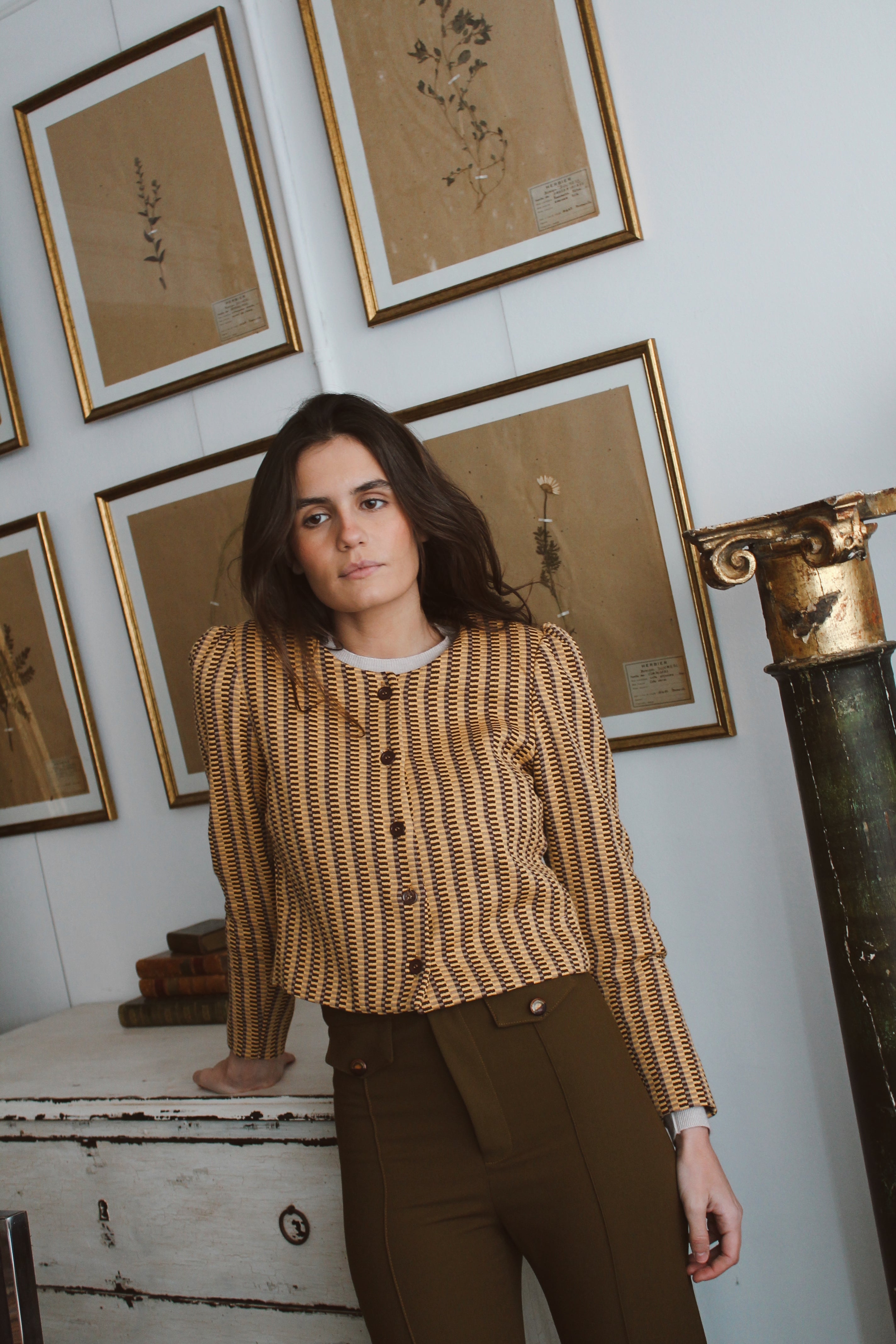 CHAQUETA ESTRUCTURADA GEOMÉTRICA MOSTAZA